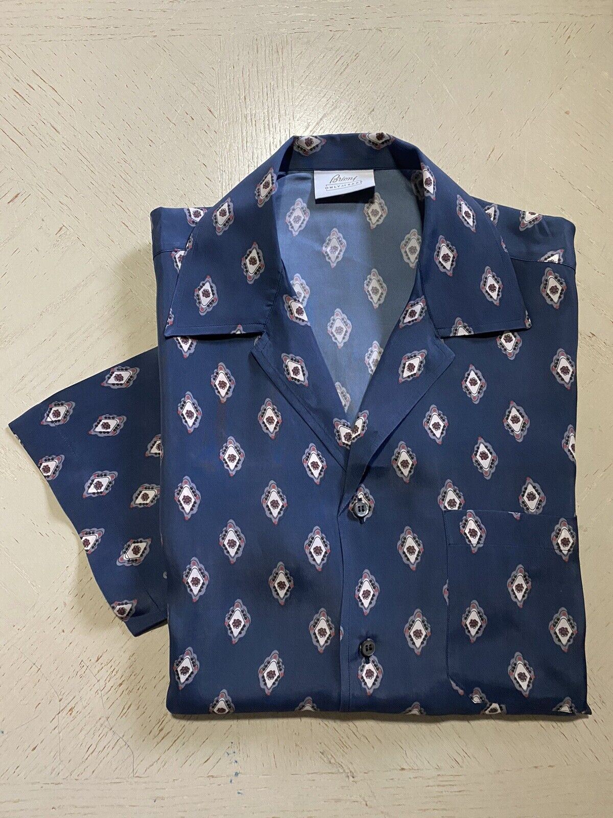 Neu mit Etikett: 675 $ Brioni Exklusives Cupro-Kurzarmhemd mit Medaillon-Print Blau M