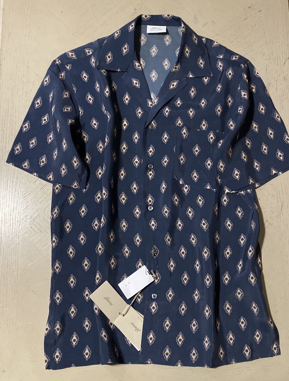 Neu mit Etikett: 675 $ Brioni Exklusives Cupro-Kurzarmhemd mit Medaillon-Print Blau M