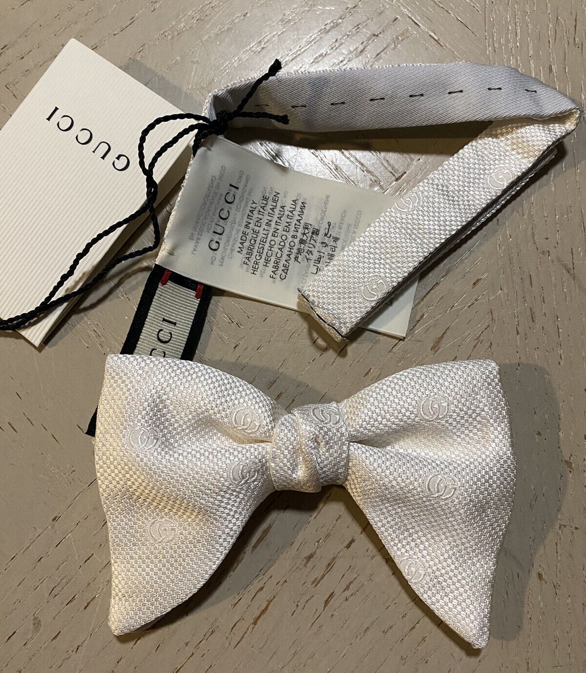 Новый шелковый галстук-бабочка Gucci с монограммой GG, сделанный в Италии