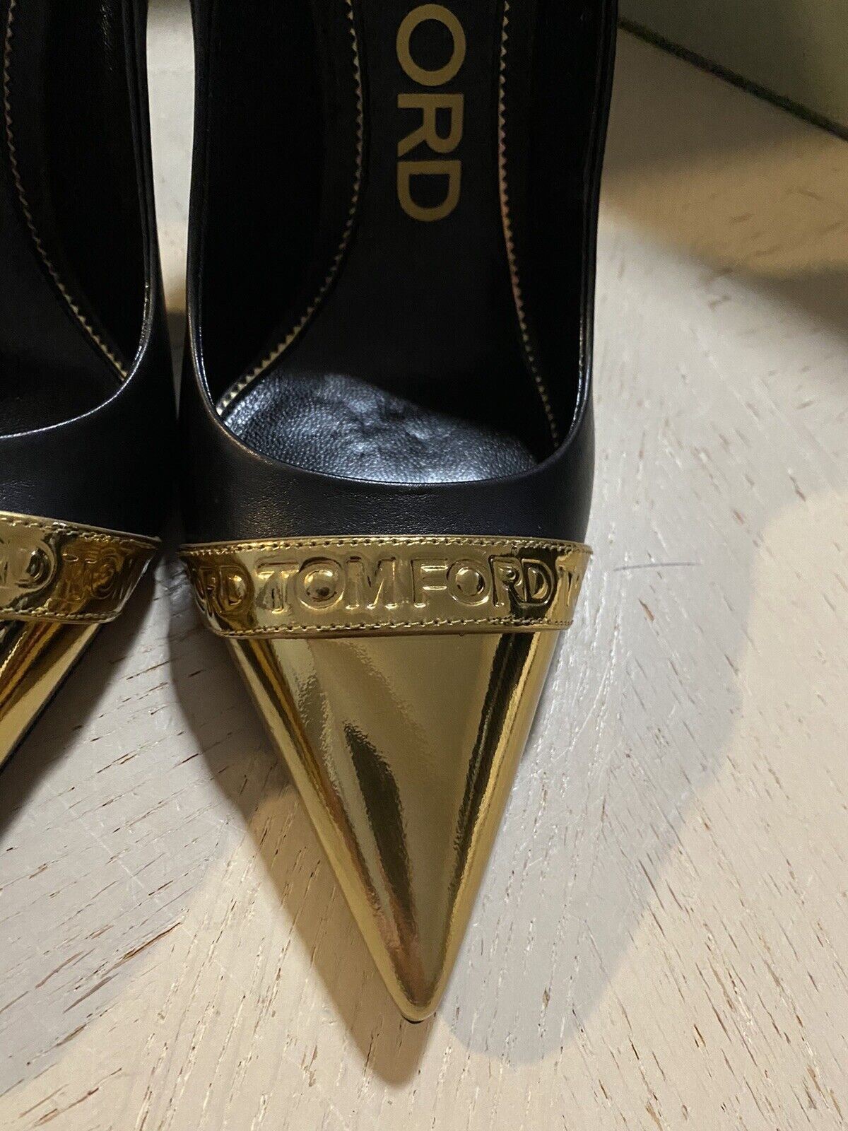 NIB 1150 $ TOM FORD Damen Metallic Cap-Toe Logo Pumps Schuhe Schwarz/Gold 8/38 Eu