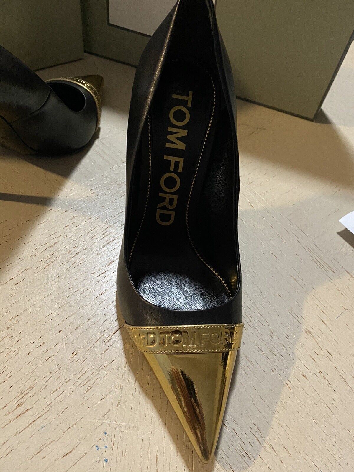 NIB $1150 TOM FORD Женские туфли-лодочки с логотипом и металлизированным носком, черный/золотой, 8/38 EU