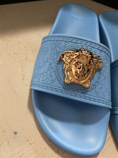 NIB 450 $ Versace Damen Medusa Rubber Pool Slides Sandale Himmelblau 9,5 US/39,5 Eu
