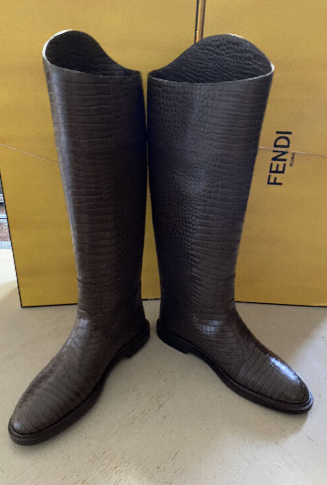 NIB $1590 Fendi Женские кожаные ботинки с тиснением под крокодила Обувь Цвет Maya 10/40 EU