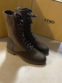 NIB 1100 $ Fendi Damen-Strickstiefel aus Comdat-Leder mit Logo DK Brown 11/41 Eu