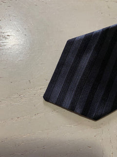 Neue Bottega Veneta Skinny Seidenkrawatte Petroleum Schwarz-Anthrazit, hergestellt in Italien