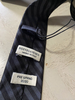 Neue Bottega Veneta Skinny Seidenkrawatte Petroleum Schwarz-Anthrazit, hergestellt in Italien