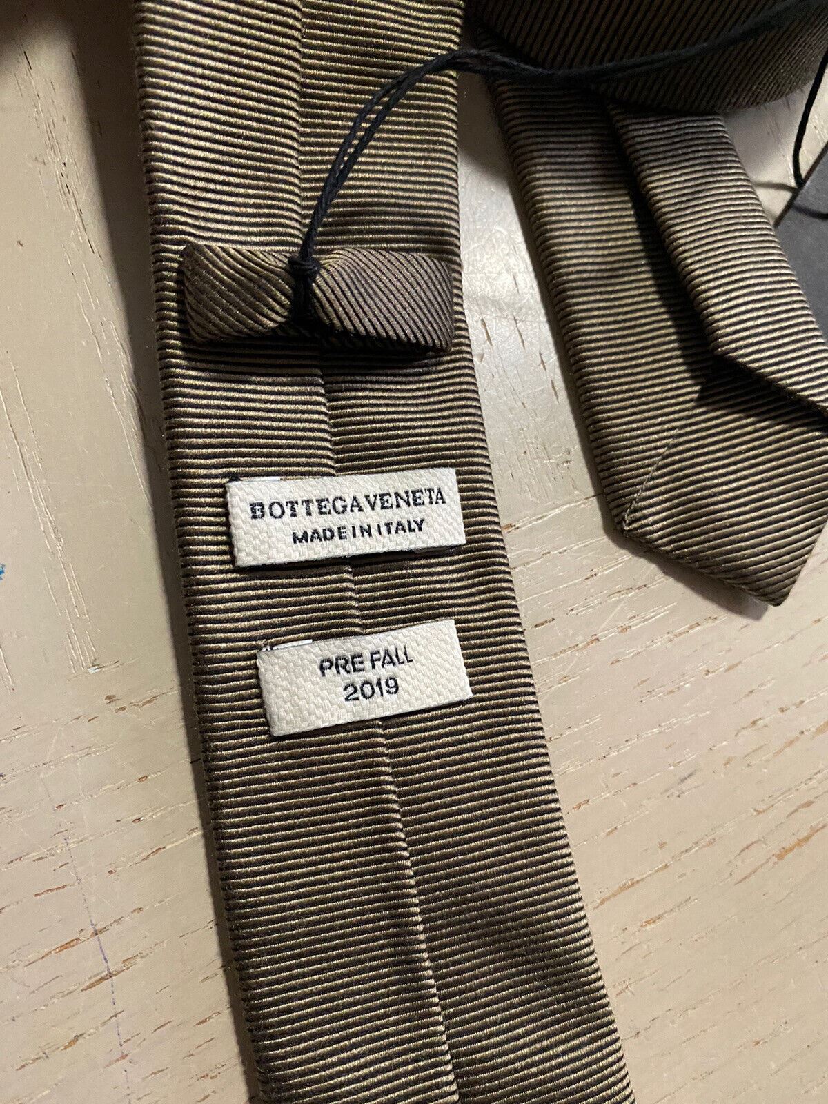 Новый узкий шелковый галстук Bottega Veneta Petroleum Camel производства Италии
