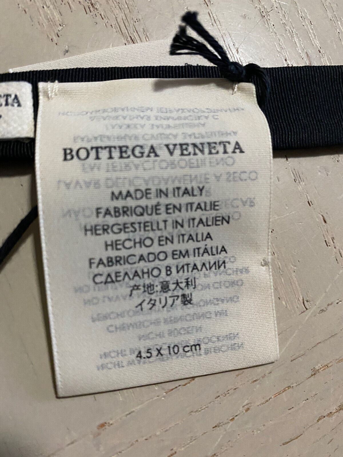 Новый галстук-бабочка Bottega Veneta черного цвета, сделанный в Италии