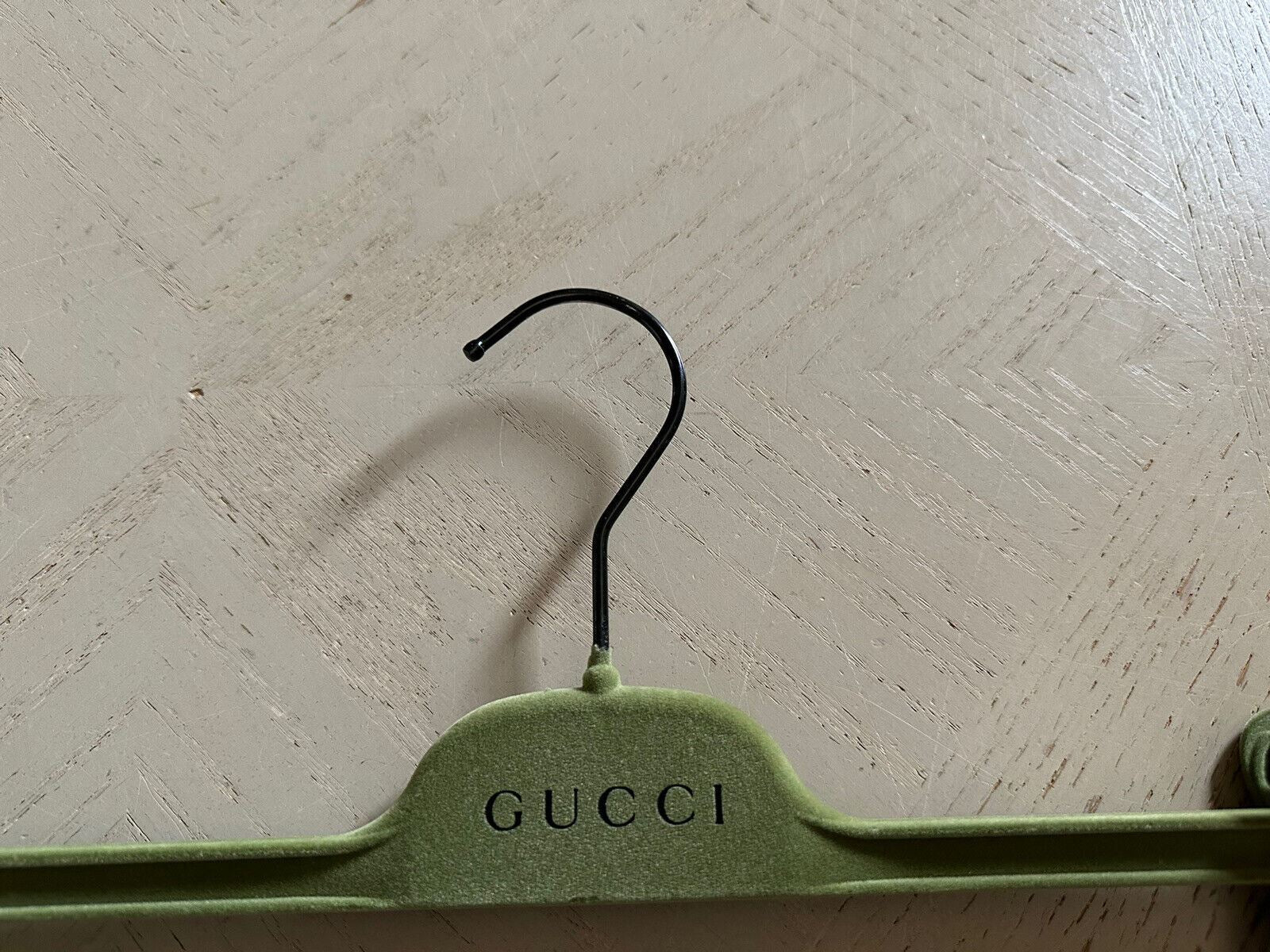 Neuer rutschfester grüner Hosenbügel von Gucci 
