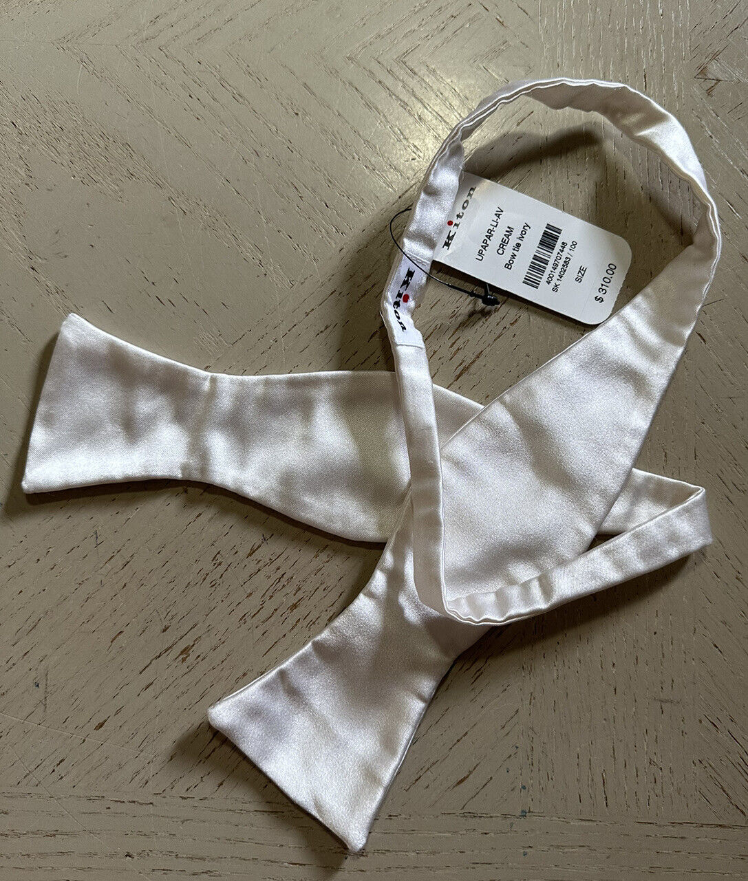 Новый шелковый галстук-бабочка Kiton цвета слоновой кости за 310 долларов в Италии.