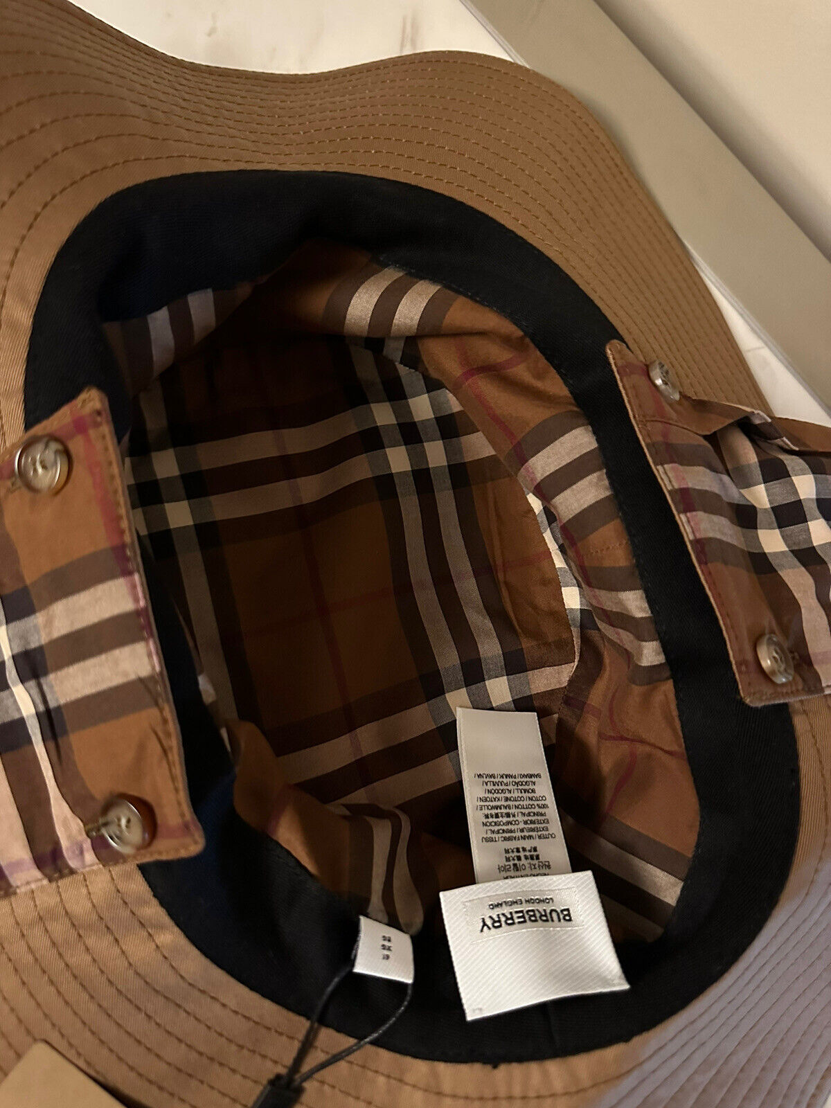 Neu mit Etikett: 680 $ Burberry Bucket Hat mit Ohrenschutz DUSTY CARAMEL Größe XL Italien