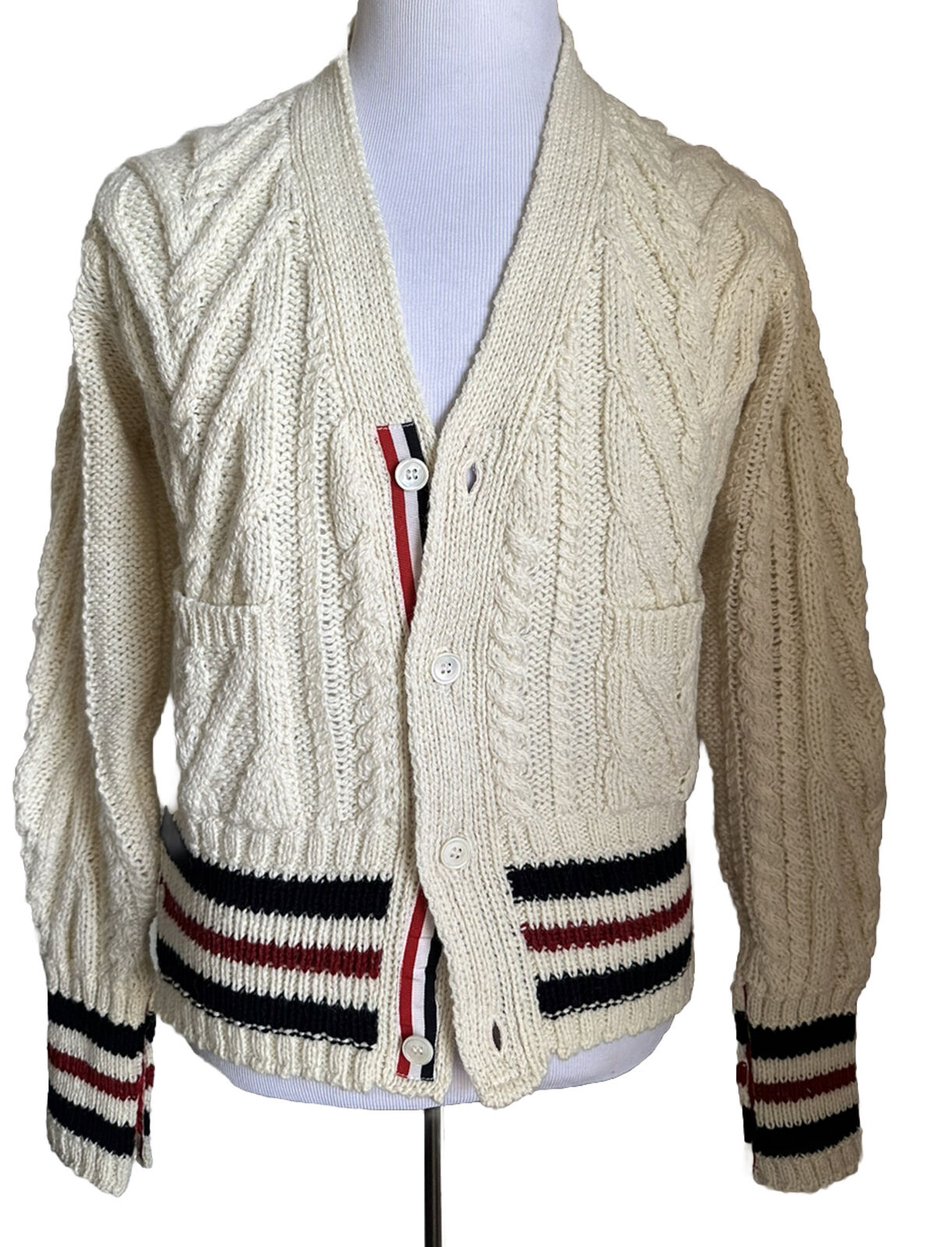 Neu mit Etikett: Thom Browne Herren-Cardigan aus offener Strickwolle-Mischung, Weiß, M (2), Irland