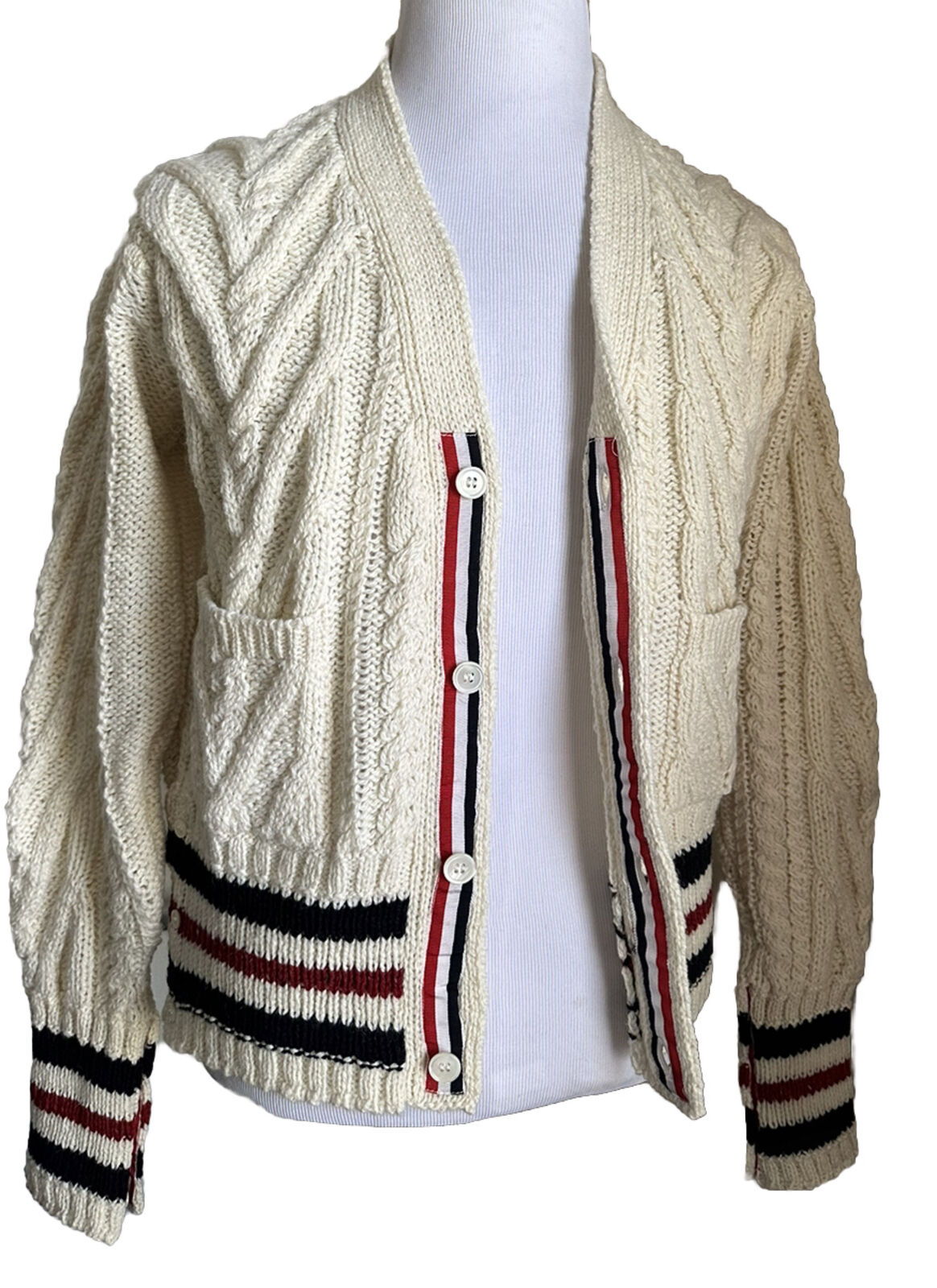 Neu mit Etikett: Thom Browne Herren-Cardigan aus offener Strickwolle-Mischung, Weiß, M (2), Irland