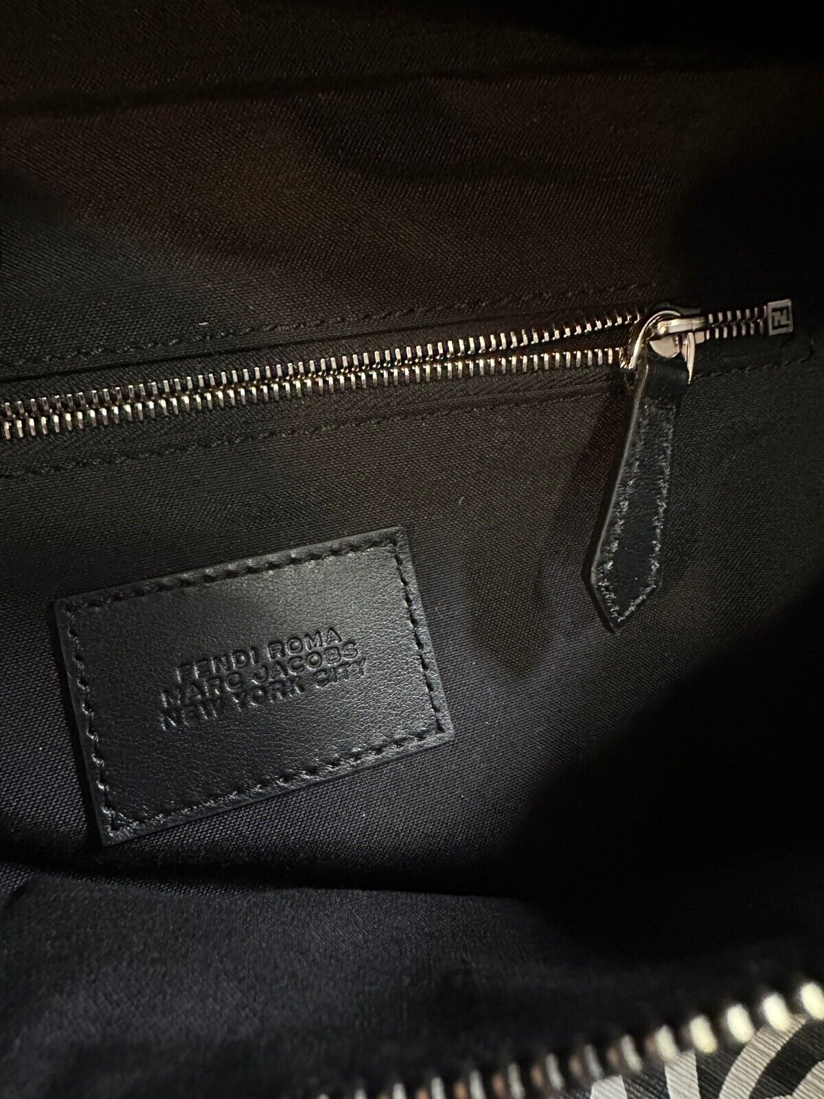 Новая поясная сумка Fendi из парусины/кожи, цвет черный/серый, один размер, 7VA562, цена 1350 долларов.
