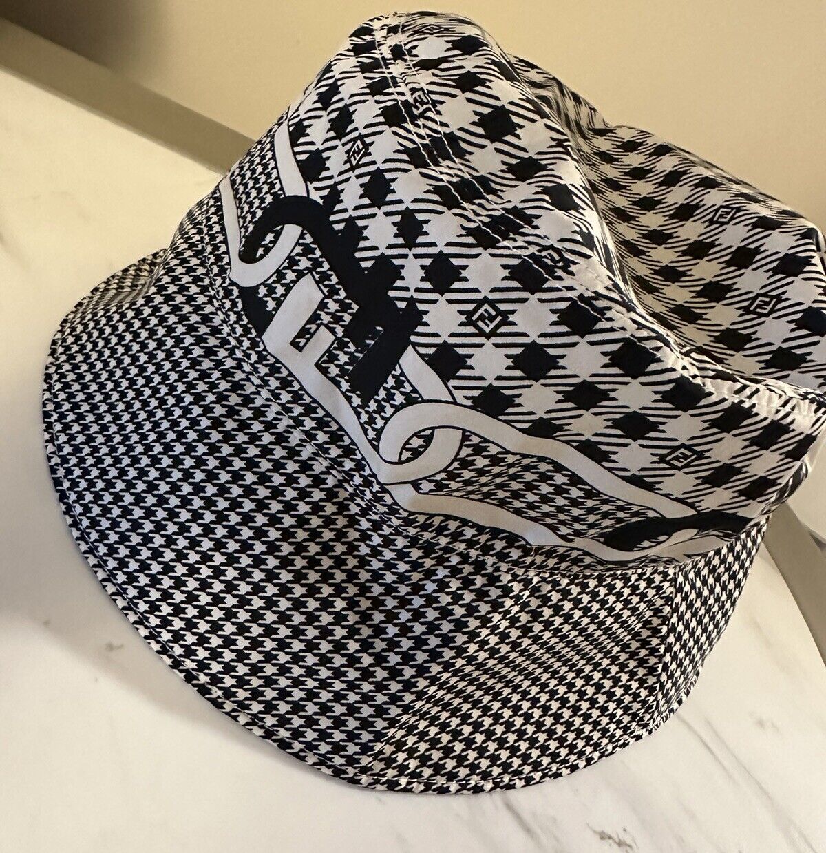 NWT $950 Fendi Classic Nylon FF Logo Bucket Hat Black/White M FXQ801