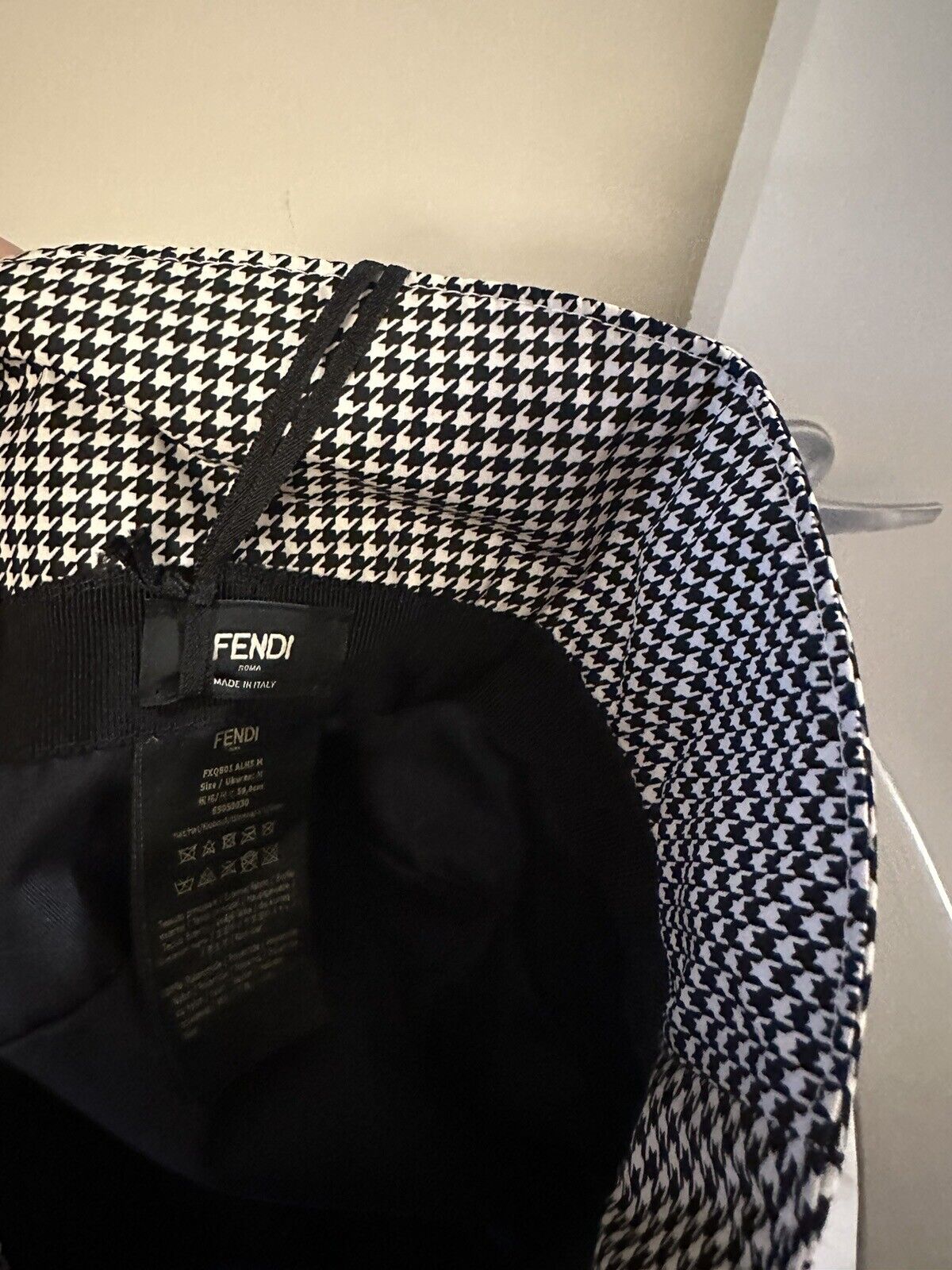 NWT $950 Fendi Классическая нейлоновая панама с логотипом FF Черный/Белый M FXQ801