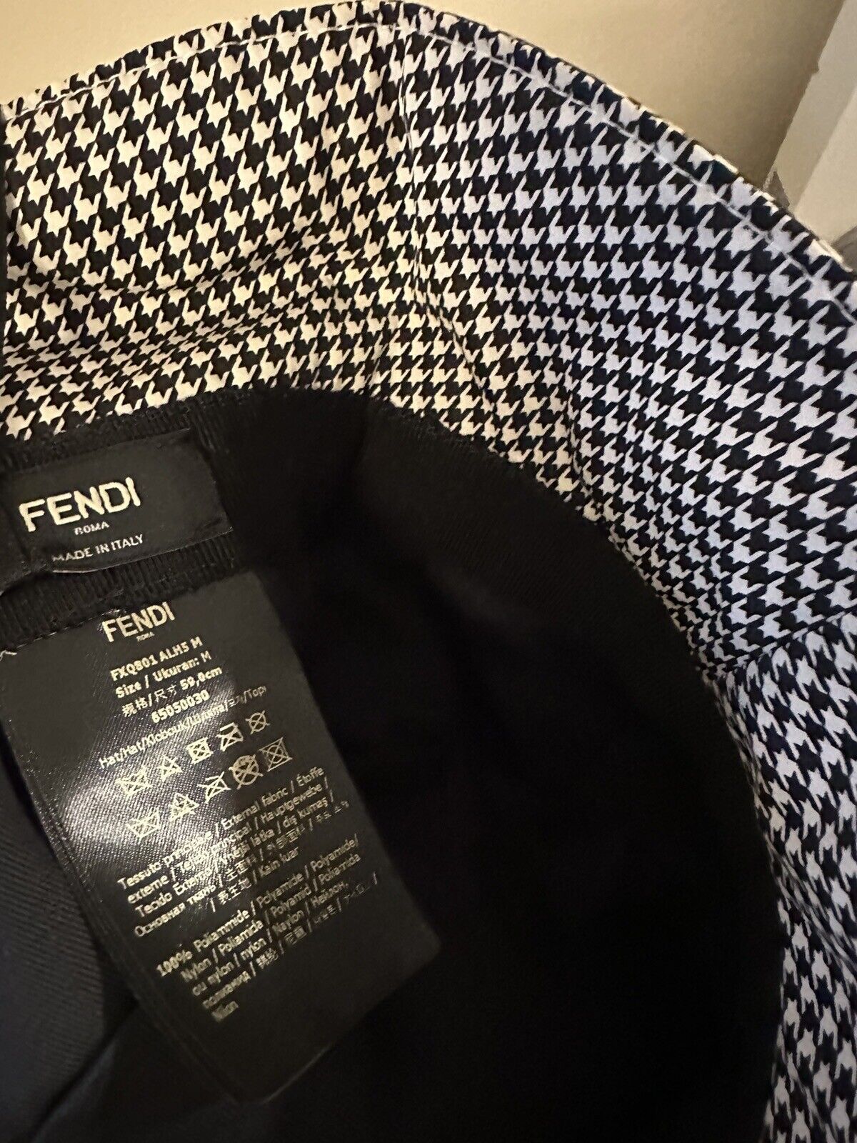 NWT $950 Fendi Классическая нейлоновая панама с логотипом FF Черный/Белый M FXQ801