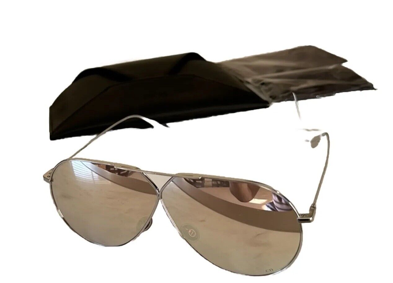 Новые солнцезащитные очки-авиаторы Dior диаметром 55 мм, поляризованные, цвет ШАМПАНСКОЕ O10SQ, стоимостью 420 долларов.