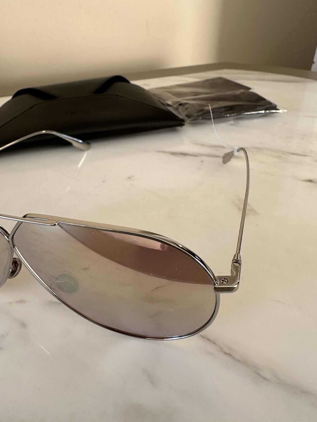 Новые солнцезащитные очки-авиаторы Dior диаметром 55 мм, поляризованные, цвет ШАМПАНСКОЕ O10SQ, стоимостью 420 долларов.
