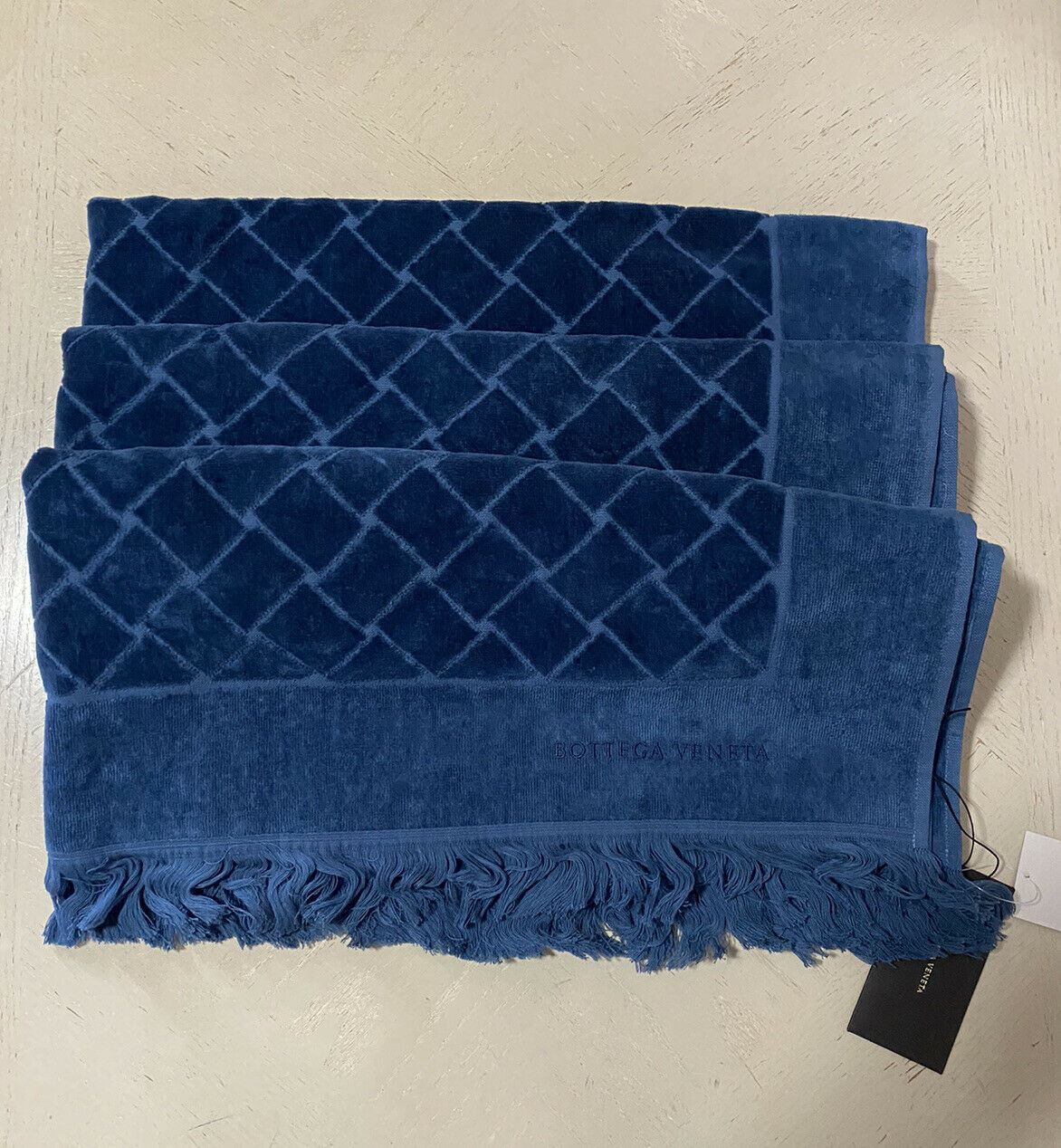 Хлопковое банное/пляжное полотенце Bottega Veneta синее, 70 x 39,5, производство Италия.
