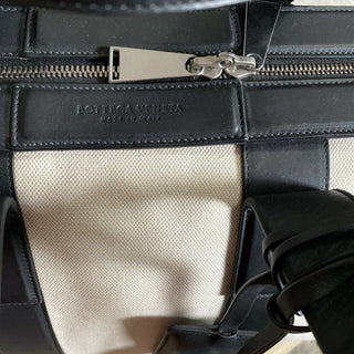Новинка Bottega Veneta для мужчин за 2750 долларов из кожи/холста, черная/кремовая спортивная сумка 577353