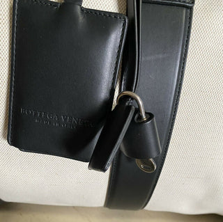 Новинка Bottega Veneta для мужчин за 2750 долларов из кожи/холста, черная/кремовая спортивная сумка 577353