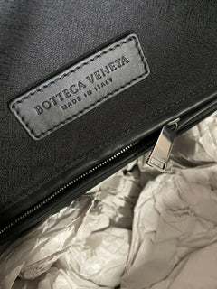 Новинка Bottega Veneta для мужчин за 2750 долларов из кожи/холста, черная/кремовая спортивная сумка 577353