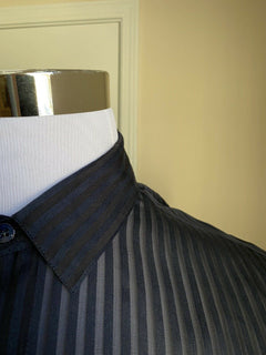 Neu mit Etikett: 1090 $ Saint Laurent Herrenhemd aus Seide/Baumwolle, Marineblau, Größe 40/15 3/4, Italien