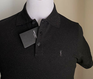 Neu mit Etikett: Saint Laurent YSL bedrucktes Herren-Poloshirt, Schwarz, Größe XS, Italien