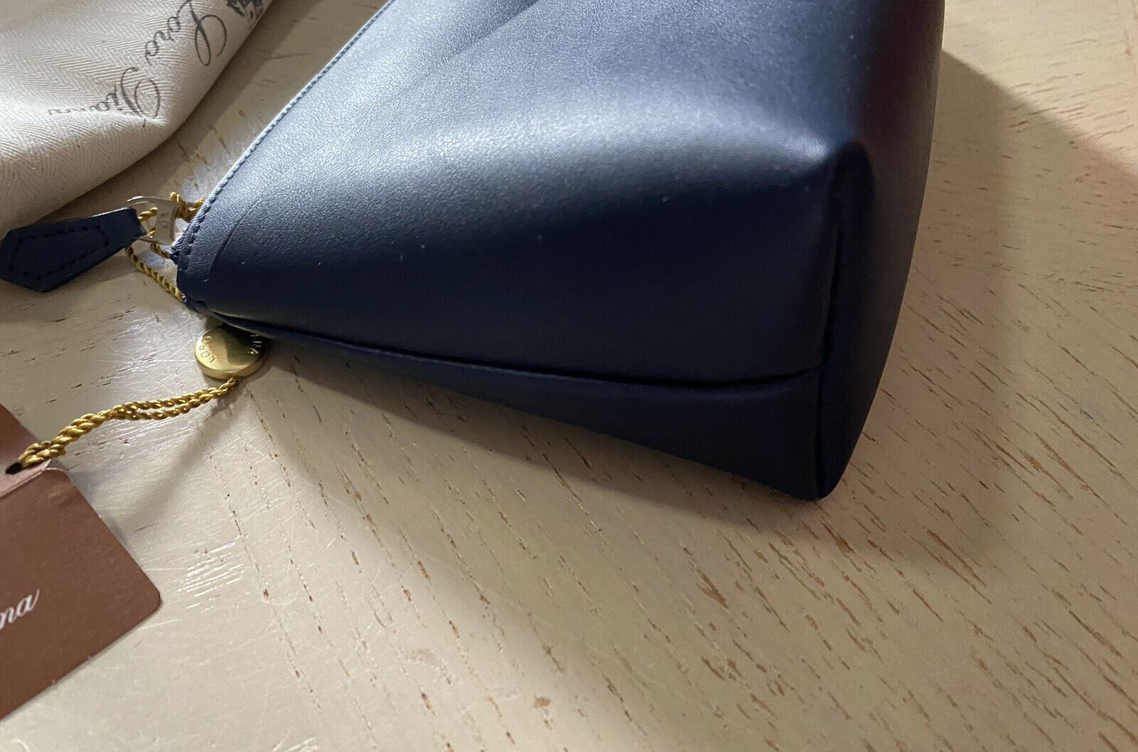 Neue Loro Piana Leder-Reißverschlusstasche im Wert von 960 $, Marineblau, Italien