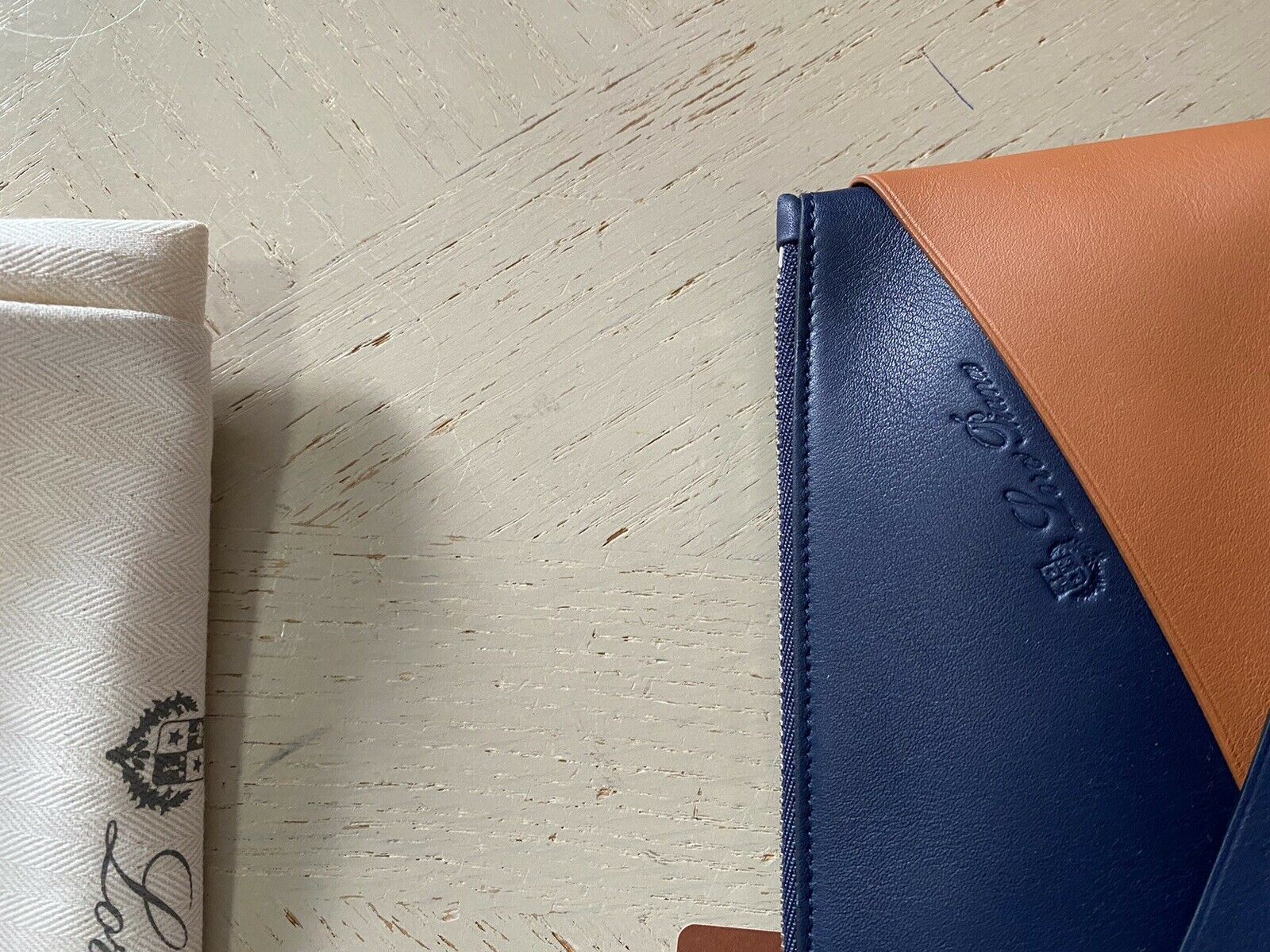 Neue Loro Piana Leder-Reißverschlusstasche im Wert von 960 $, Marineblau, Italien