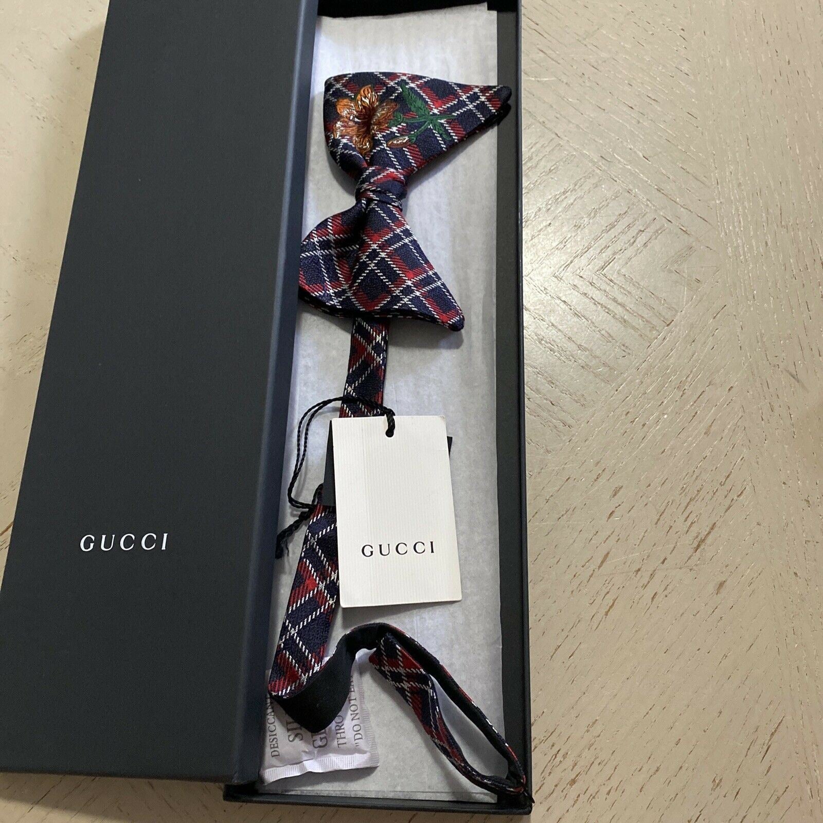 Neue Fliege aus 100 % Seide von Gucci, Grün/Blau/Rot, hergestellt in Italien