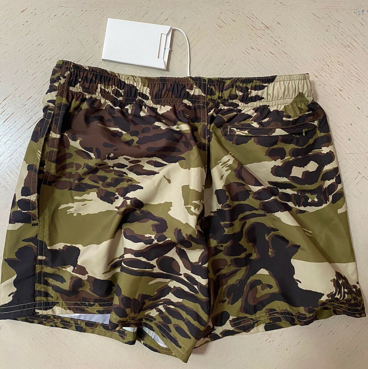 Neu mit Etikett: 485 $ Givenchy bedruckte Herren-Badeshorts in hellem Kaki, Größe L