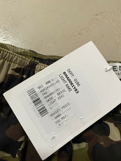 Neu mit Etikett: 485 $ Givenchy bedruckte Herren-Badeshorts in hellem Kaki, Größe L