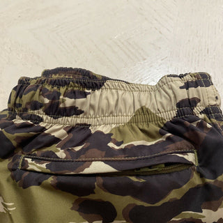 Neu mit Etikett: 485 $ Givenchy bedruckte Herren-Badeshorts in hellem Kaki, Größe L