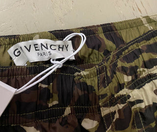 Neu mit Etikett: 485 $ Givenchy bedruckte Herren-Badeshorts in hellem Kaki, Größe L