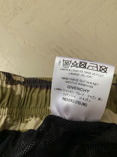 Neu mit Etikett: 485 $ Givenchy bedruckte Herren-Badeshorts in hellem Kaki, Größe L