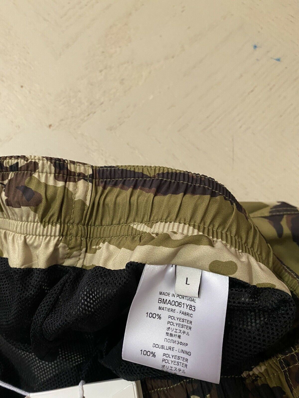 Neu mit Etikett: 485 $ Givenchy bedruckte Herren-Badeshorts in hellem Kaki, Größe L