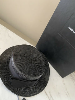 Neu mit Etikett: 695 $ Saint Laurent Kleiner Bootshut aus lackiertem Stroh Schwarz L Italien