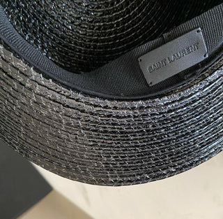 Neu mit Etikett: 695 $ Saint Laurent Kleiner Bootshut aus lackiertem Stroh Schwarz L Italien