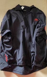 Neue übergroße Herren-Trainingsjacke mit doppelten Ärmeln und Reißverschluss von Balenciaga im Wert von 1.590 US-Dollar, 38 US/48E