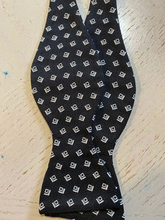 Neue biometrische Fliege aus Jacquard-Seide von Ralph Lauren Purple Label für 195 $ in Schwarz aus Italien