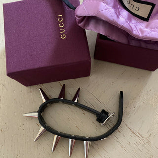 Neu mit Etikett: Gucci-Lederarmband mit Nietenmotiv in Schwarz – Spike