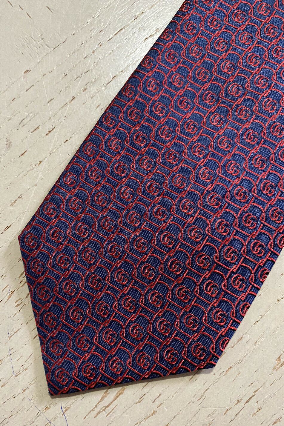 Новый мужской красный шелковый галстук с узором GG Monogram от Gucci, сделанный в Италии