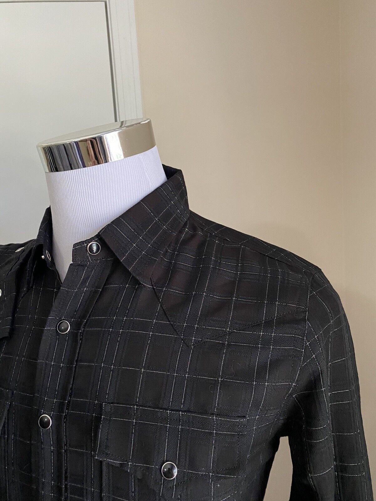 Neu mit Etikett: 850 $ Saint Laurent Slim Fit Westernhemd für Herren in glänzendem Schwarz