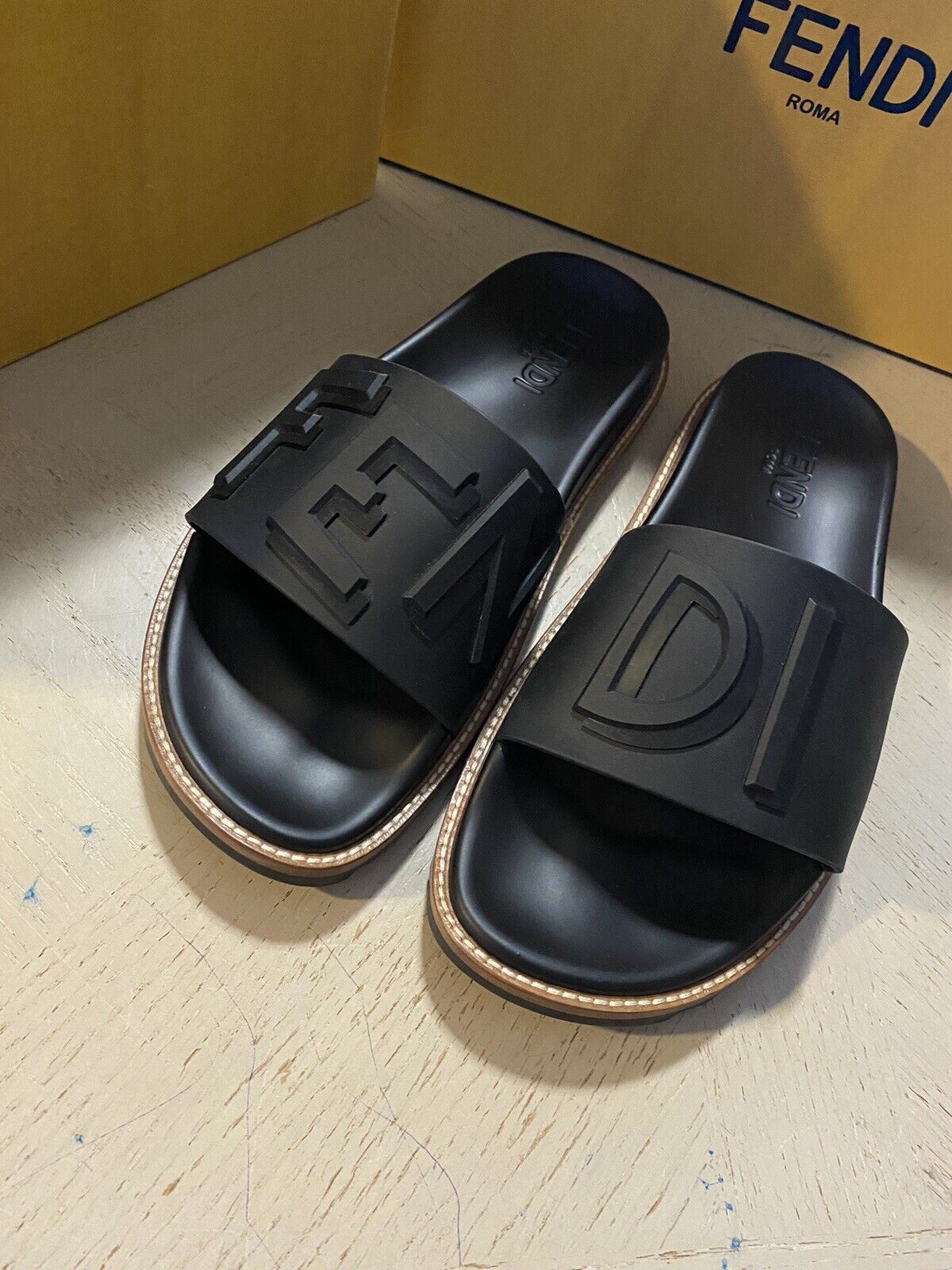 NIB Fendi Herren Logo geprägte Slide Sandalen Schwarz 8 US/7 UK Italien