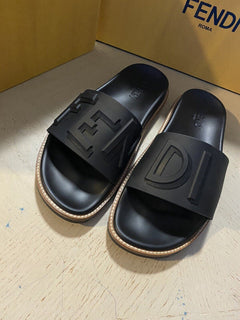 NIB Fendi Herren Logo geprägte Slide Sandalen Schwarz 8 US/7 UK Italien