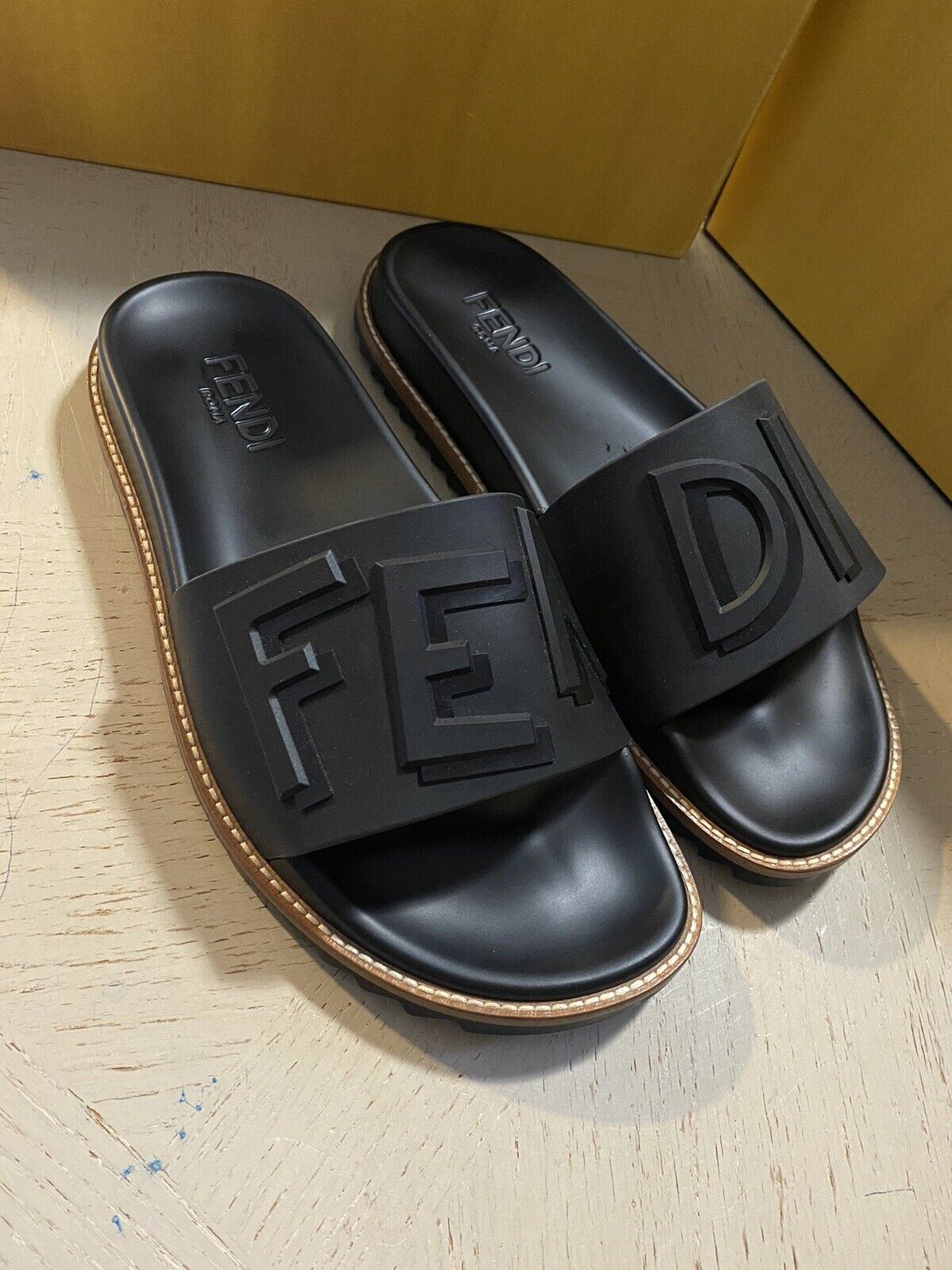 NIB Fendi Herren Logo geprägte Slide Sandalen Schwarz 8 US/7 UK Italien