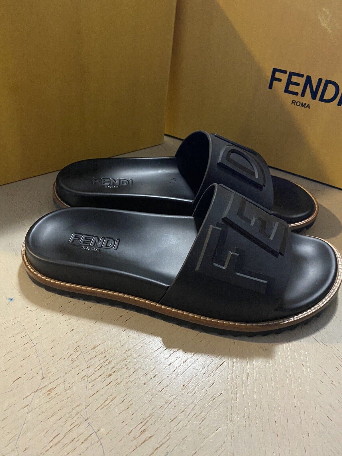 NIB Fendi Herren Logo geprägte Slide Sandalen Schwarz 8 US/7 UK Italien