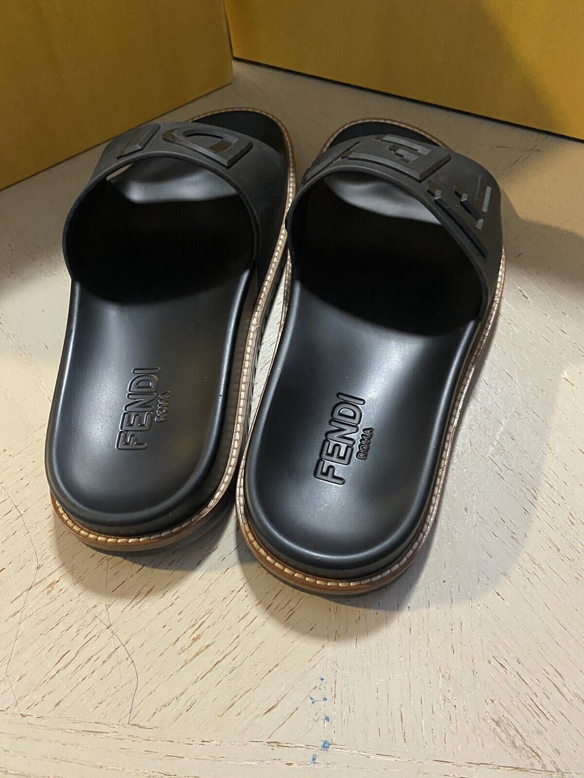 NIB Fendi Herren Logo geprägte Slide Sandalen Schwarz 8 US/7 UK Italien